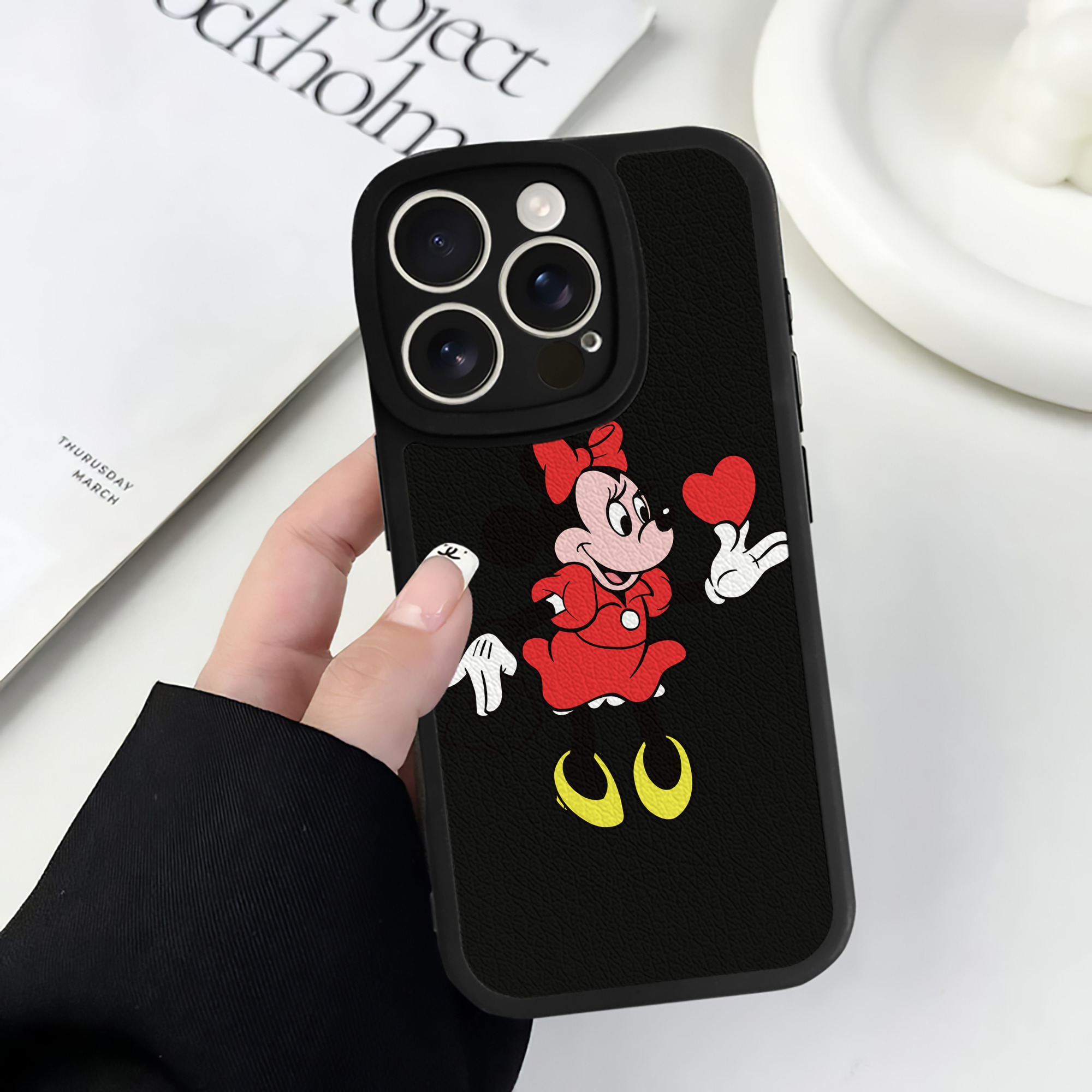 （画像用） ミッキーマウス Mickey Mouse 【iPhone 16シリーズ対応】シリコンスマホケース（レザー調） 材質：シリコン